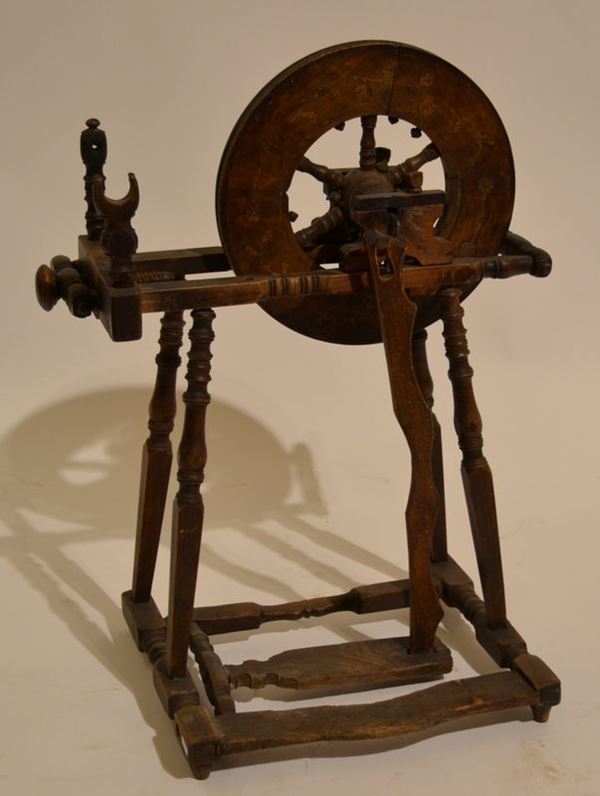 Antico filarino a rocchetto, Italia settentrionale, sec. XVIII, in legno di noce  - Asta Gioielli,  Argenti, Mobili, Oggetti d'arte, Dipinti ed Arte Orientale - Poggio Bracciolini Casa d'Aste