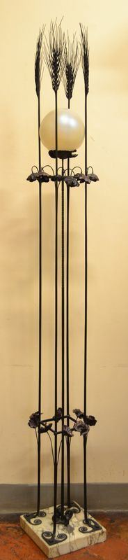 Lampada da terra, epoca Liberty, in ferro battuto a spighe di grano e       fiori, base quadrata in marmo, alt. cm 225  - Asta Gioielli,  Argenti, Mobili, Oggetti d'arte, Dipinti ed Arte Orientale - Poggio Bracciolini Casa d'Aste