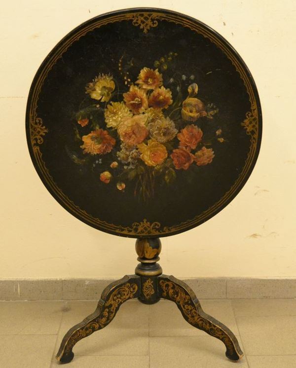 Tavolino circolare a vela, sec. XIX, in legno laccato a fiori, fusto tornito su tre piedi sagomati, cm 69x70