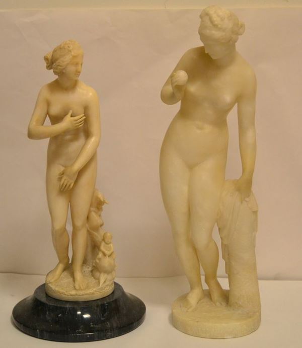 Due sculture, sec. XIX, in alabastro, raffiguranti Venere, cm 49 e cm 44, difetti (2)  - Asta Gioielli,  Argenti, Mobili, Oggetti d'arte, Dipinti ed Arte Orientale - Poggio Bracciolini Casa d'Aste