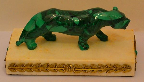 Pantera in malachite, sec. XX, con base in marmo e bronzo dorato, cm 25