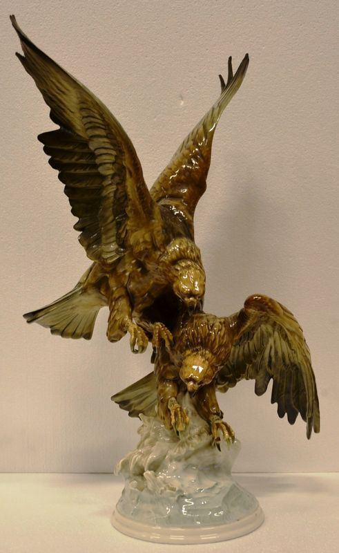 Grande gruppo, sec. XX, in ceramica policroma modellata ad aquile, alt. cm, 62,5
