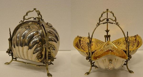 Porta cioccolatini in metallo argentato e dorato, Inghilterra, sec. XX      modellato come una conchiglia apribile                                     (2)