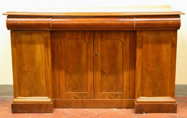 Credenza, sec. XX, in mogano, fascia a tre cassetti e fronte a quattro      sportelli, cm 152x54,5x90