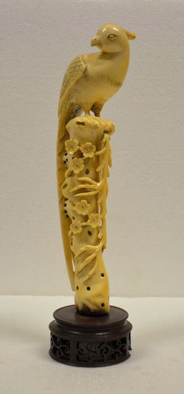 Intaglio Cina sec. XX  in avorio raffigurante fenice su un tronco alt. cm   31 su base in legno alt. cm 4,5