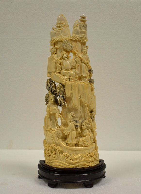 Intaglio Cina sec. XX,  raffigurante personaggi in un paesaggio alt. cm 32  su base in legno alt. cm 3,5 restauri