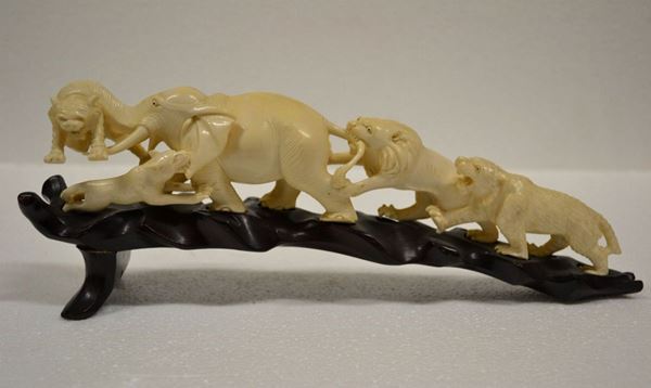 Intaglio in avorio raffigurante un leopardo, un  leone, un elefante e altri due felini in fila indiana , lung. cm 30