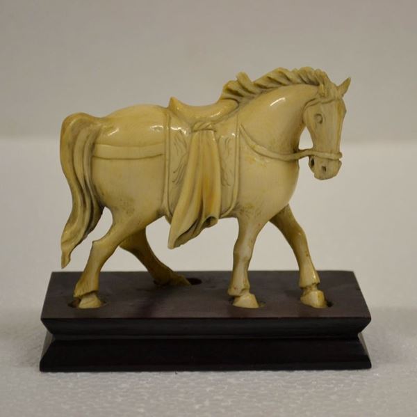 Piccola scultura, in avorio raffigurante cavallo alt. cm 8 ca