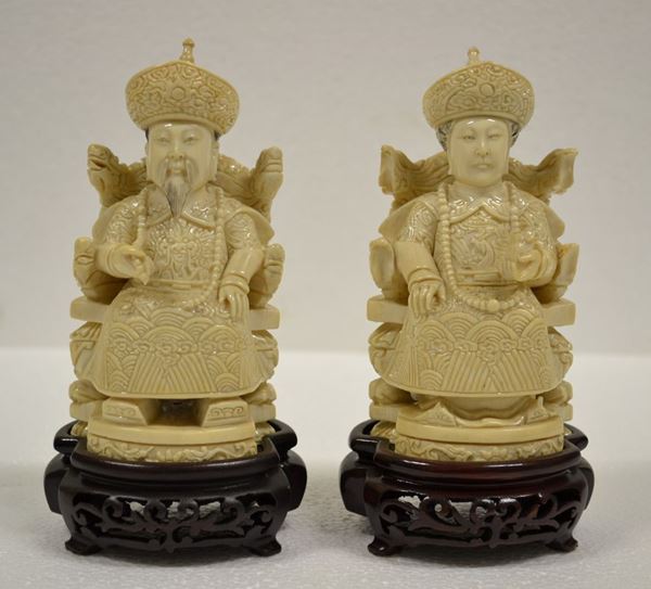 Scultura Cina sec. XX, in avorio raffigurante imperatore,alt. cm 13,5 su base in legno alt. cm 3