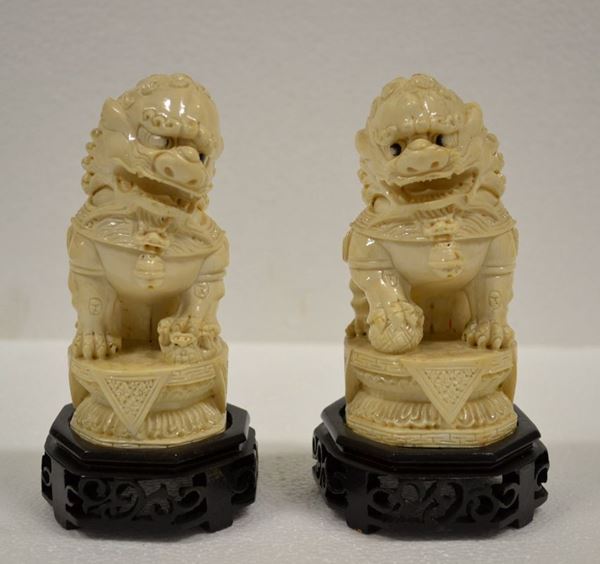 Coppia di sculture Cina sec. XX in avorio raffiguranti cani di FÃ² alt. cm   13 (2)