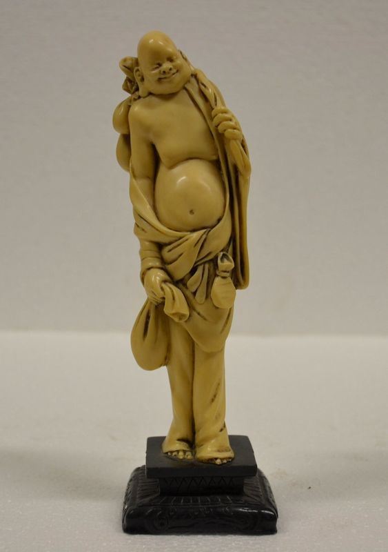 Scultura in resina raffigurante personaggio maschile alt. cm 18,5 , su base in legno cm 3,5