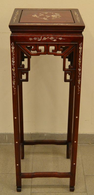 Portavaso, arte orientale, in mogano intarsiato a madreperla, cm 32x92