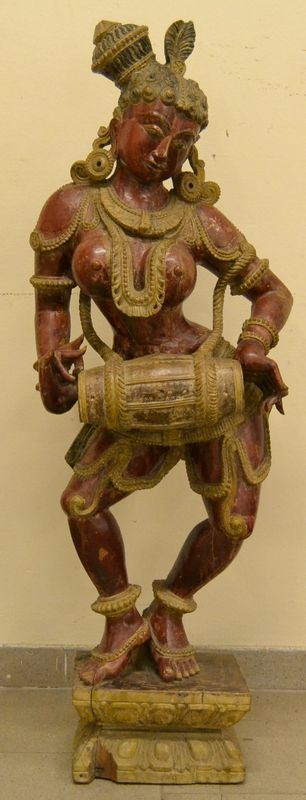 Scultura orientale, sec. XIX, in legno policromo, raffigurante Dea, cm 82x124