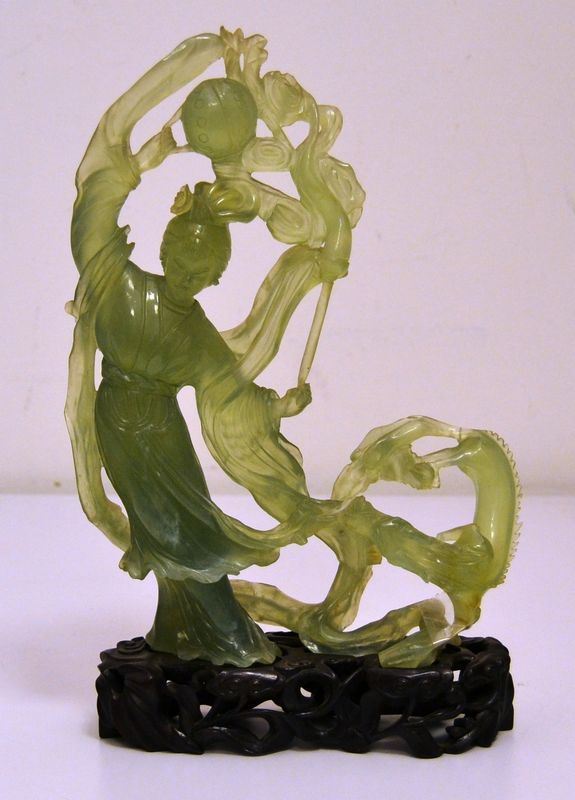 Scultura orientale, sec. XX, in giada, FIGURA DI DONNA E ANIMALE, alt. cm  25, difetti e mancanze