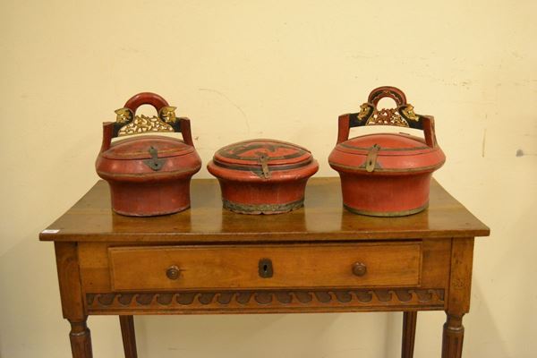 Tre porta vivande in lacca cinese, sec. XIX  (3)  - Asta Gioielli,  Argenti, Mobili, Oggetti d'arte, Dipinti ed Arte Orientale - Poggio Bracciolini Casa d'Aste