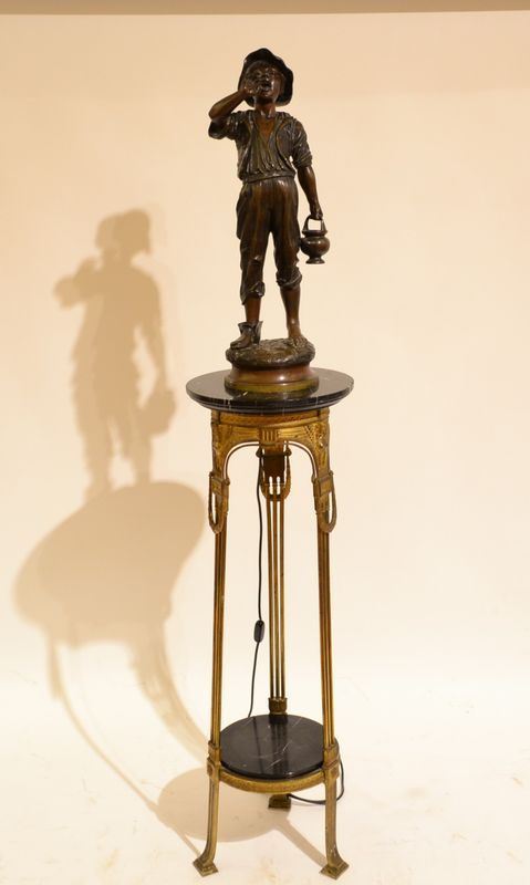 Scultura, sec. XX, in bronzo raffigurante acquaiolo, alt. cm 69, su base in metallo dorato con piano circolare ed applicazione elettrica, alt. cm 108