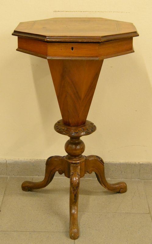Tavolino da lavoro, sec. XIX, in noce, con piano ottagonale intarsiato, gamba centrale tornita su tre piedi sagomati, cm 45x74