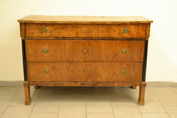 Cassettone, Impero sec. XIX, in noce, a tre cassetti e colonne laterali ebanizzate, cm 143x60x98