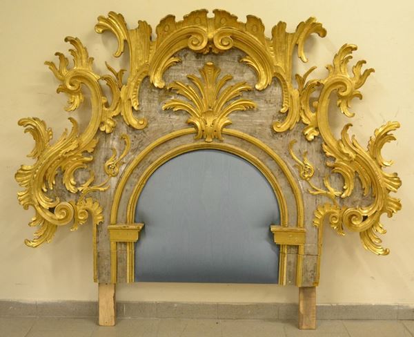 Testata letto Luigi XVI, sec. XVIII, in legno intagliato e dorato, cm 168x147, difetti