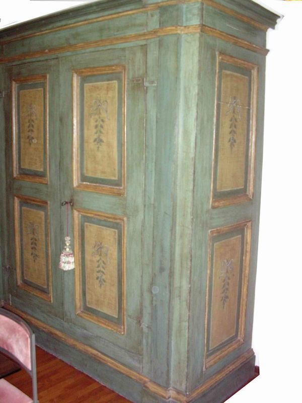 Armadio, Toscana sec. XVIII, in legno laccato in epoca posteriore, due sportelli, piedi a mensola, cm 226x85x225