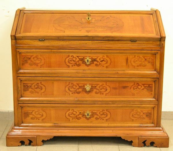 Ribalta, sec. XX, in noce intarsiato a tre cassetti, internamente quattro cassetti e vani a giorno, cm 119x56x98