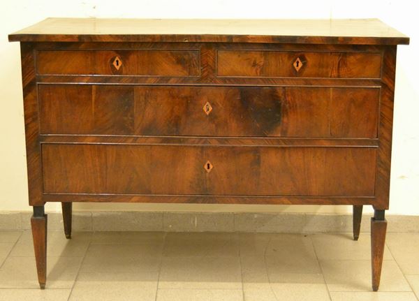 Cassettone, Siena sec. XVIII, in noce filettato a quattro cassetti, piedi troncopiramidali, cm 129x60x90