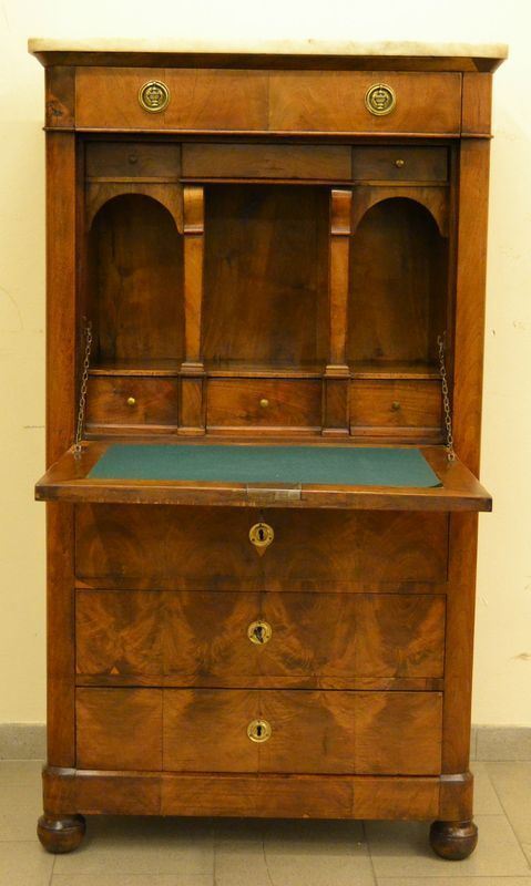 Secretaire, Toscana sec. XIX, in noce, a quattro cassetti, sportello a ribalta con internamente cassettini e vani, piano di marmo, cm 84x41x149