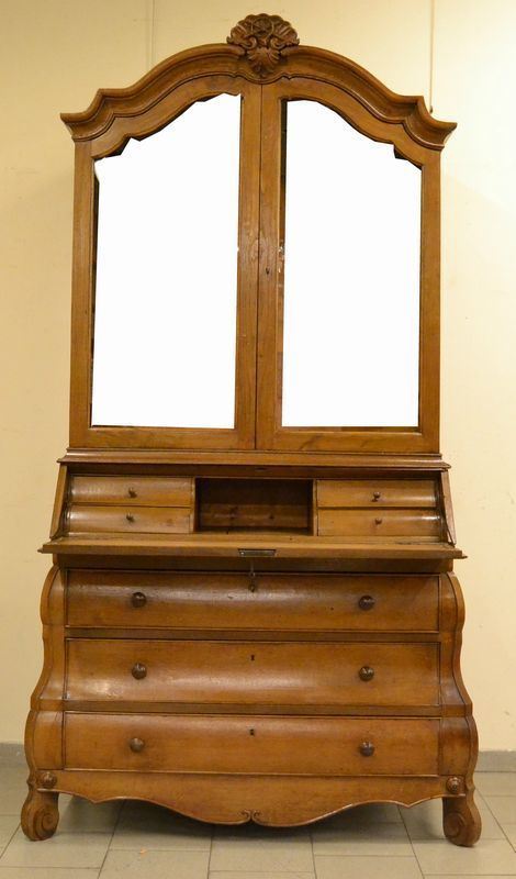 Trumeau, Inghilterra sec. XIX, in rovere, a tre cassetti, tre sportelli due dei quali in vetro ed uno a ribalta, internamente quattro cassetti e vano, cm 140x69x238