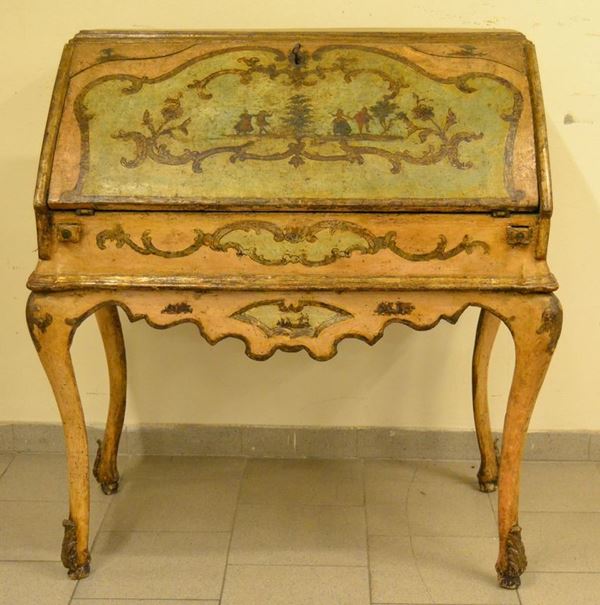 Ribalta, Marche sec. XVIII, in legno laccato e decorato a paesaggi, internamente due cassetti e vani a giorno, gambe mosse, cm 101x54x110