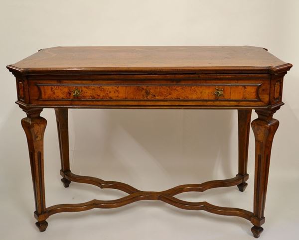 Tavolo da centro, Lombardia, metÃ  sec. XVIII, in noce e radica intarsiate,  piano rettangolare con angoli scantonati di epoca posteriore, un cassetto   nella fascia, gambe troncopiramidali riunite da crociera, piedi a           balaustro, cm 120x60x82, alcuni restauri