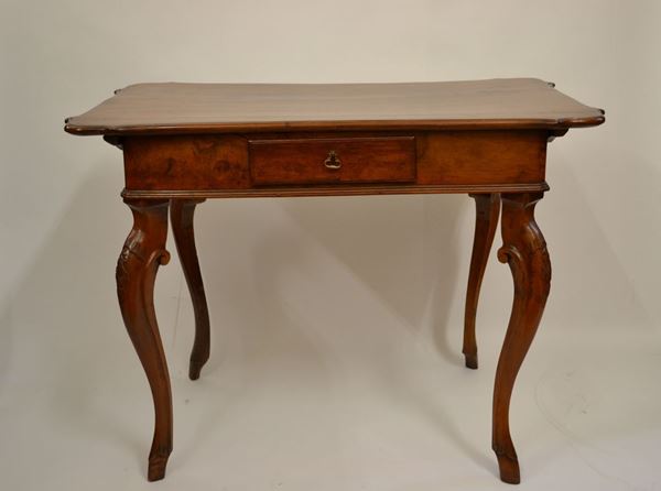 Tavolino, Veneto, metÃ  sec. XVIII, in noce intagliato, piano rettangolare   sagomato, un cassetto nella fascia, gambe mosse su piedi a zoccolo          stilizzato, cm 101x60x76