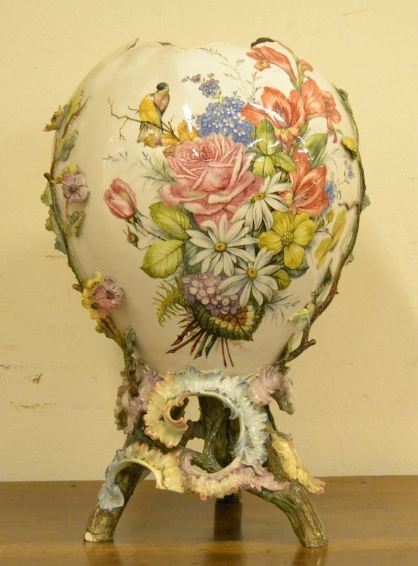 Vaso, sec.XX, in ceramica, a forma di uovo, con decorazioni a fiori e volatili, cm 57, difetti