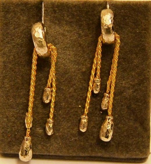 Paio di orecchini, in oro bianco e giallo a pendente, RUGIADA, g 11,1, marcati Torrini  (2)