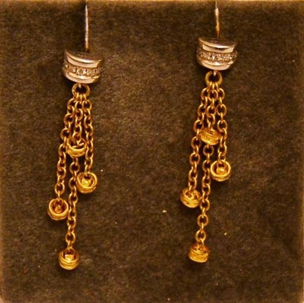 Paio di orecchini a pendente in oro giallo e bianco, NEW ROUND PASSION, con pavÃ¨ di brillantini, g 5,5, marcati Torrini   (2)