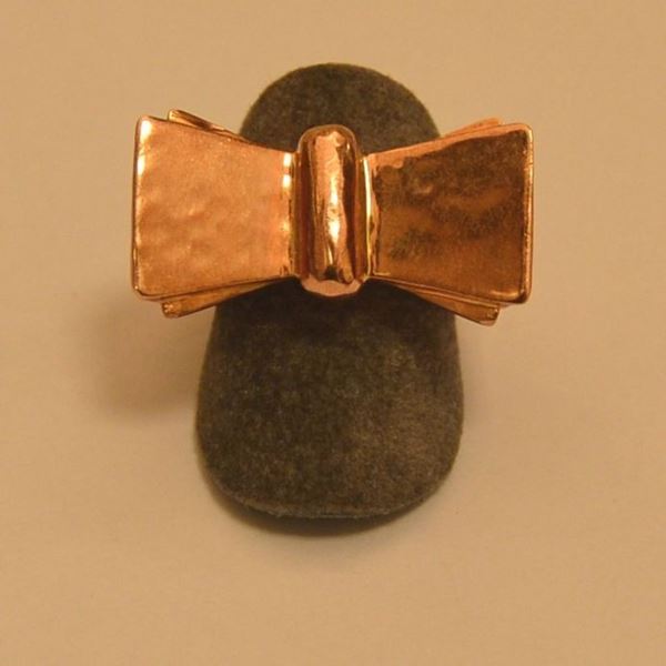 Anello, con montatura a fiocco, in oro rosa a nove carati, g 14,7, marcato Torrini