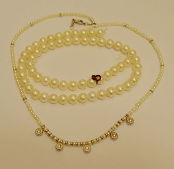 Collana di piccole perle, con inserzioni in oro bianco e cinque brillantini, g 6,6, ed altra collana di perle di acqua dolce, mm 6,5 (2)