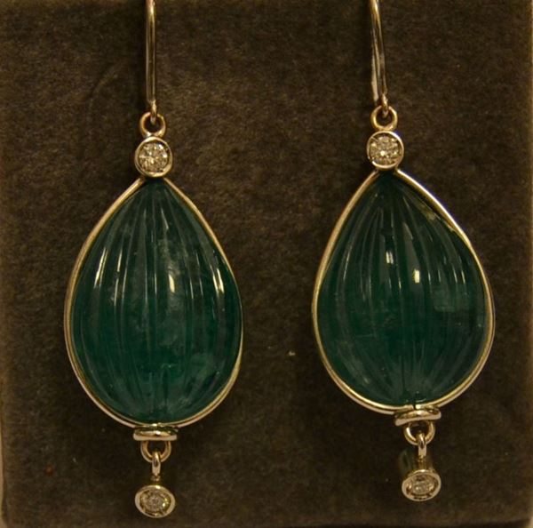 Paio di orecchini a pendente, montati in oro bianco, con grandi smeraldi incisi e brillantini, oro g 3,8, brillanti ct. 0,33, smeraldi ct. 1,47