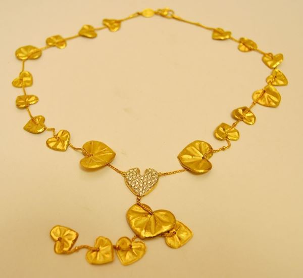 Collana in oro giallo con lavorazione a foglie e diamantini montati a cuore, LEAF, g 26,7, marcata Torrini