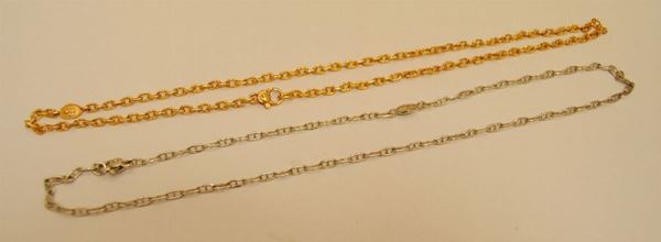Collana in oro giallo a maglia bugnata, ed altra collana in oro bianco a maglia marina, g 20,6, marcate Torrini
