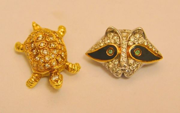 Spilla in oro bianco, modellata a testa di opossum, con pavÃ¨ di diamanti e due smeraldi, g 6,2, diamanti ct. 0,45, ed altra spilla in oro giallo, modellata a forma di tartaruga, con pavÃ¨ di diamanti, g 5,8, diamanti ct. 0,26 (2)
