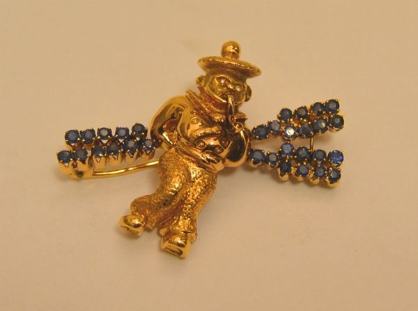 Spilla in oro giallo, modellata a forma di marinaio, con zaffiri, g 14,9