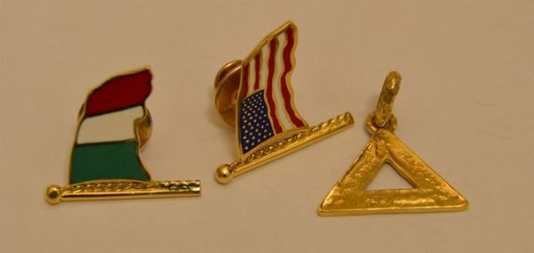 Pendente e due spille, modellate a bandiera, in oro giallo e smalti, g 11,4, marcate Torrini (3)