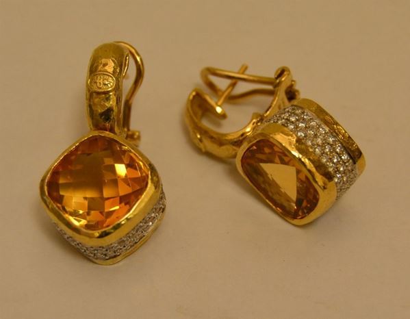 Paio di orecchini a pendente di forma romboidale, con quarzi citrini di grosse dimensioni e pavÃ¨ di brillanti, peso complessivo g 18,7, marcati Torrini