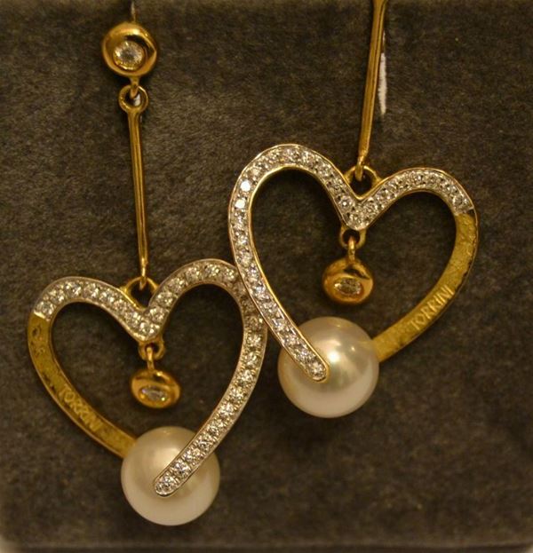 Paio di orecchini a pendente, in oro giallo, a forma di cuore, con perle e pavÃ¨ di diamanti, g 10,2, marcati Torrini