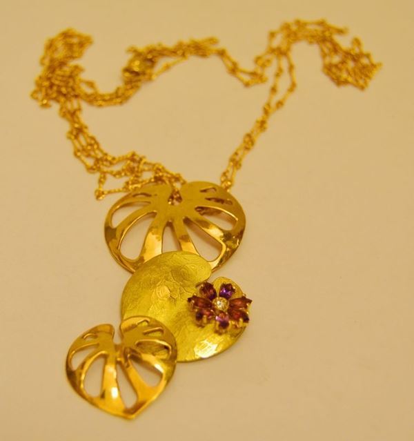 Collana in oro giallo in tre fili, con pendente modellato a foglie e fiore di ametiste ed un brillantino, PHOTOS, g 19,6, martato Torrini