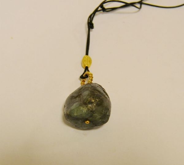 Pendente con radice di smeraldo e parti in oro di g 3,3, marcato Torrini