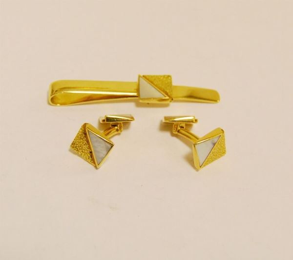 Paio di gemelli in oro giallo, con madreperle, oro g 6, marcati Torrini, e fermacravatta in oro giallo, con madreperla, oro g 7, marcata Torrini