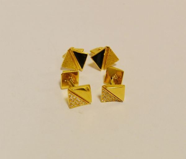 Due paia di gemelli in oro giallo, PAN, due con brillanti e due con pietra dura naturale, g 22,3, marcati Torrini