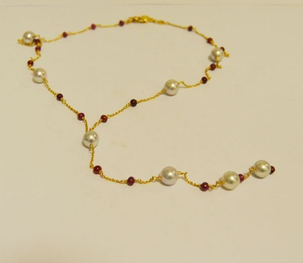 Collana in oro giallo, con rubini e perle a rosario, oro g 4,2, marcata Torrini