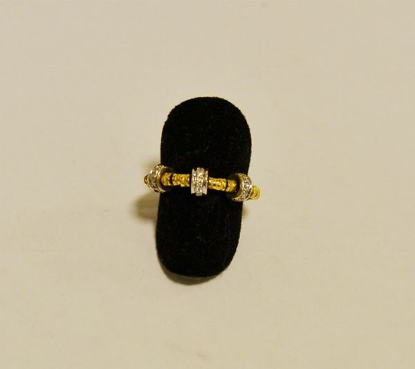 Anello in oro giallo, ROUND PASSION, con tre rondelle decorate a brillanti, g 4,   marcato Torrini